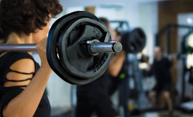 Spor salonundaki spor salonunda ağır halterleri kaldırmak..