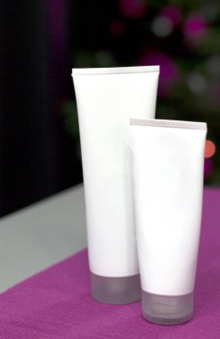 Masada iki şişe nemlendirici krem var..