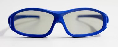 Üç boyutlu filmler için bir çift mavi kız..