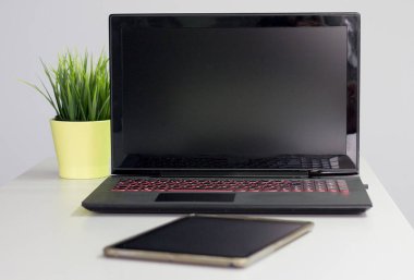 Laptop, tablet - ofis işleri için günlük elektronik aygıtlar.
