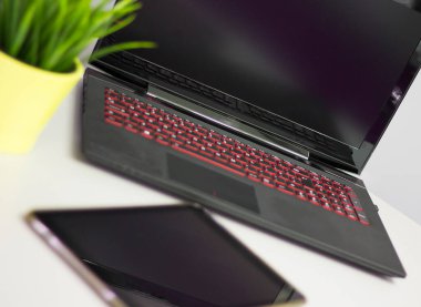 Laptop ve tablet masanın üstünde..