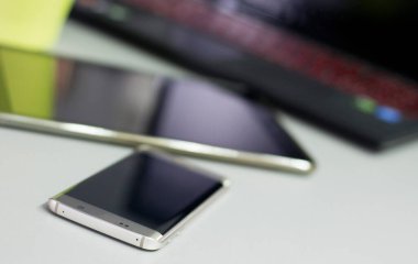 Laptop, tablet, akıllı telefon - ofis işleri için temel elektronik aygıtlar.