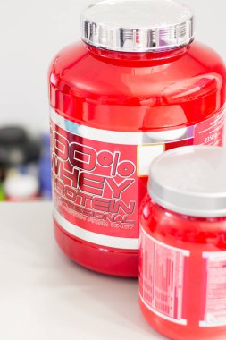 Vücut geliştirme çalışmaları için bir sürü malzeme..