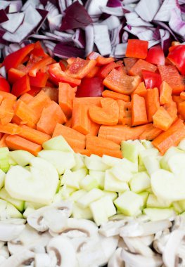 Tepside doğranmış farklı organik sebzeler..