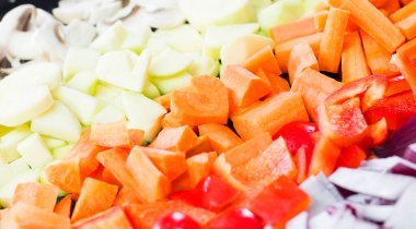 Karışık renkli sebzeler tepside doğranmış, fırına girmeye hazır..