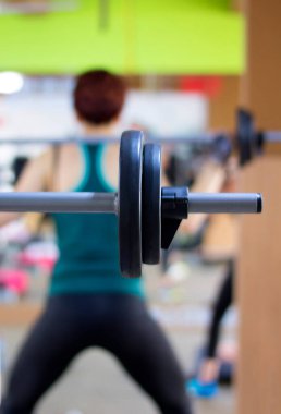 Halterler kas geliştirmek için beden eğitimi kursuna giderdi..