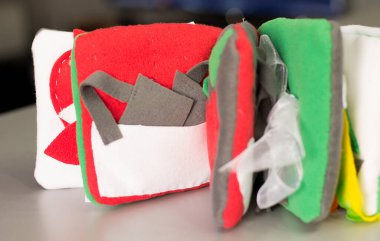 Renkli eller küçük çocuklar için oldukça kitap yapılmış..