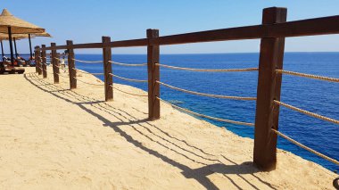 Tahta çitler sahili denizden ayırıyor..