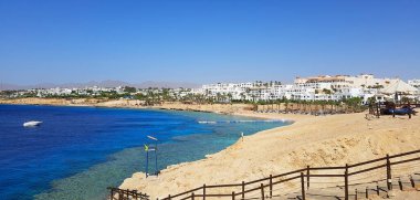 Kızıl Deniz yakınlarındaki Mısır 'da kayalık bir plaja yaz tatili.