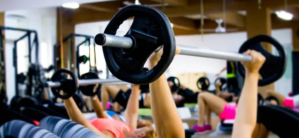 Gruppe Von Menschen Die Schwere Hanteln Für Effektives Muskeltraining Heben — Stockfoto