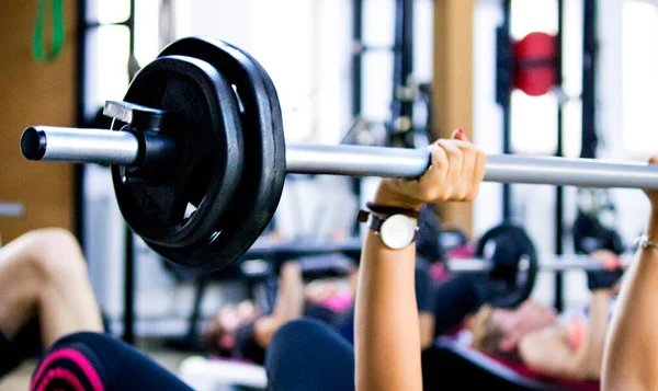 Das Heben Schwerer Langhanteln Für Effektives Muskeltraining — Stockfoto