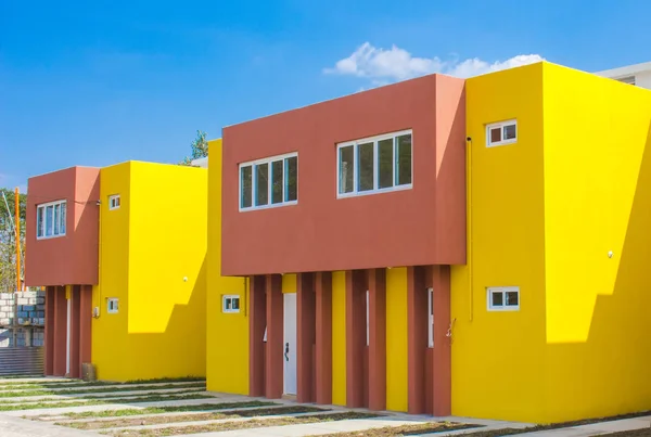 Nova Casa Vermelha Amarela Imagem De Stock