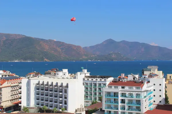 Otel Marmaris sahil şeridi üzerinde. Ege Denizi. Parasailing.