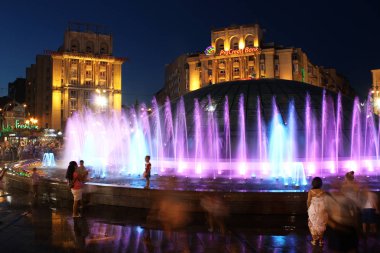 Kiev şehir akşamları. Ukrayna. Birçok bilinmeyen kişi çeşmeler Khreshatyk Caddesi üzerinde izliyor. 12 Ağustos 2017. Yazı işleri