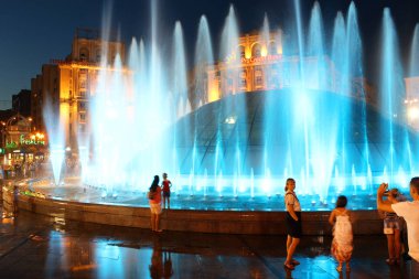 Kiev şehir akşamları. Ukrayna. Birçok bilinmeyen kişi çeşmeler Khreshatyk Caddesi üzerinde izliyor. 12 Ağustos 2017. Yazı işleri