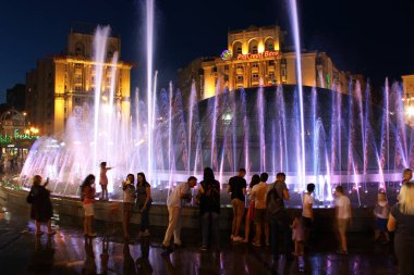 Kiev şehir akşamları. Ukrayna. Birçok bilinmeyen kişi çeşmeler Khreshatyk Caddesi üzerinde izliyor. 12 Ağustos 2017. Yazı işleri