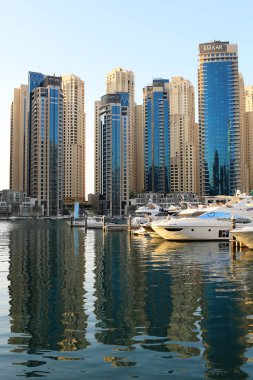 Dubai, Birleşik Arap Emirlikleri. 23 Kasım 2017. Lüks gayrimenkul ve Dubai Marina Bay misafir. Cam yansımalar. Su yansımalar. Yalnızca içerik kullanımı