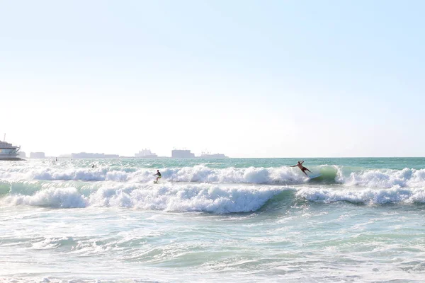 Dubai Emirati Arabi Novembre 2017 Surfisti Sulla Jumeira Open Beach — Foto Stock