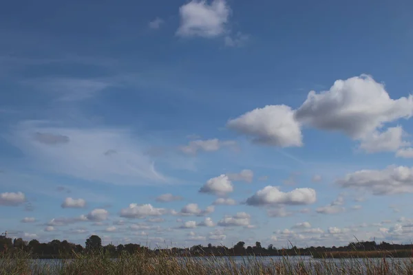 Pittoreske Wolken Aan Blauwe Hemel Zonnige Dag Lichte Golven Het — Stockfoto