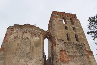 Eski bir katedralin pitoresk kalıntıları. Yıkılmış çan kulesi. Issızlığın atmosferi