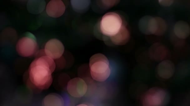 雾灯在黑暗中闪烁着 改变了它们的颜色 Bokeh 假日气氛 我们祝你圣诞快乐 新年快乐 — 图库视频影像