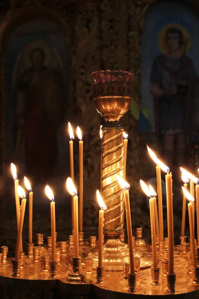 Candele Bruciano Davanti Alle Icone Della Chiesa Ortodossa Tradizioni Religiose — Foto Stock