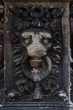Aslan ağızlık şeklinde mimari bir detay. Antik mimari. Eski tapınakların ve kalelerin kalıntıları. Zamanla hasar gördü.