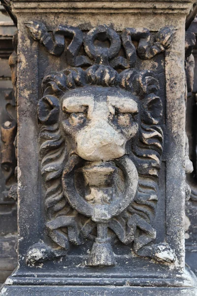 Építészeti Részletek Oroszlánszájkosár Formájában Ősi Építészet Templomok Kastélyok Romjai Koromtól — Stock Fotó