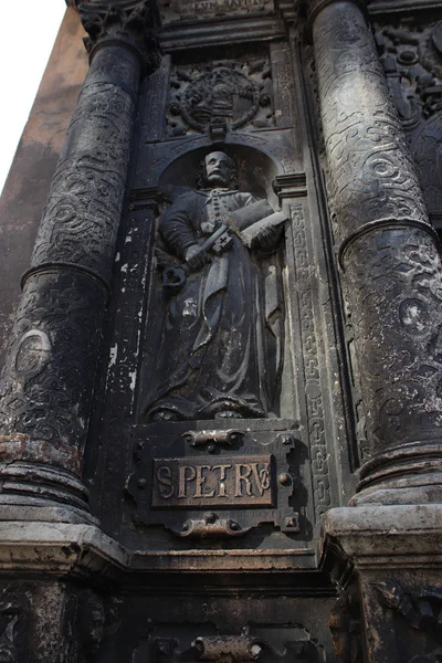 Estátua São Pedro Detalhes Arquitetônicos Fuligem Templo Antigo — Fotografia de Stock