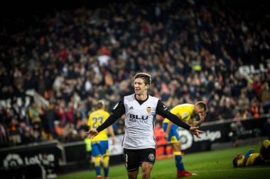 Valencia, İspanya - 9 Ocak: Vietto onun hedefi Valencia Cf ve Las Palmas Mestalla Stadı nda arasında İspanya Kral Kupası maçı sırasında 9 Ocak 2018 üzerinde Valencia, İspanya kutluyor