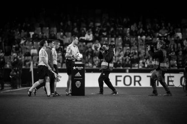 Valencia, İspanya - 17 Ocak 2018: Hakem maçı sırasında İspanya Kral Kupası maç Valencia Cf ve Alaves Stadyumu'nda Mestalla üzerinde Ocak 17, valencia arasında