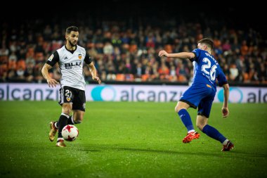 Valencia, İspanya - 17 Ocak 2018: Martin Montoya ile İspanya Kral Kupası sırasında top maç Valencia Cf ve Alaves Stadyumu'nda Mestalla üzerinde Ocak 17, valencia arasında