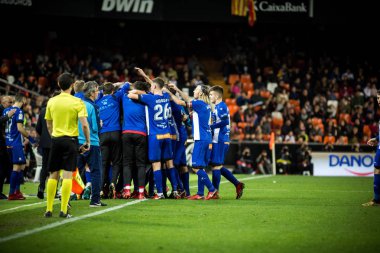 Valencia, İspanya - 17 Ocak 2018: Alaves oyuncular arasında Valencia Cf ve Alaves Mestalla Stadı üzerinde Ocak 17, valencia, İspanya Kral Kupası maç sırasında bir hedef kutlamak