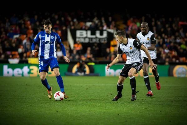 瓦伦西亚 西班牙 2018年1月17日 与球在西班牙国王杯比赛期间在瓦伦西亚 Alaves 在梅斯塔利亚体育场在 1月17日 巴伦西亚 — 图库照片