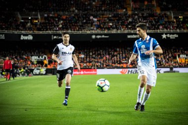 Valencia, İspanya - 8 Nisan: (L) carlos Soler sırasında İspanyol La Liga maç Valencia Cf ve Rcd Espanyol Mestalla Stadı nda arasında 8 Nisan 2018 Valencia, İspanya