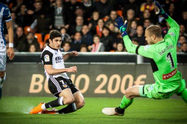 Valencia, İspanya - 8 Nisan: (L) Guedes, İspanyol La Liga sırasında Pau arasında Valencia Cf ve Rcd Espanyol Mestalla Stadı nda 8 Nisan 2018 Valencia, İspanya eşleme