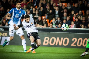 Valencia, İspanya - 8 Nisan: Guedes ile İspanyol La Liga sırasında top arasında Valencia Cf ve Rcd Espanyol Mestalla Stadı nda 8 Nisan 2018 Valencia, İspanya eşleme