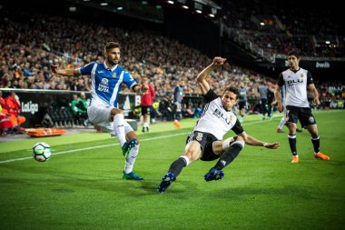 Valencia, İspanya - 8 Nisan: (L) Navarro, Paulista sırasında İspanyol La Liga maç Valencia Cf ve Rcd Espanyol Mestalla Stadı nda arasında 8 Nisan 2018 Valencia, İspanya