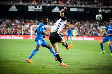 Valencia, İspanya - 18 Nisan: Guedes topu Valencia Cf ve Getafe Cf Mestalla Stadı nda İspanyol La Liga maçı sırasında 18 Nisan 2018 üzerinde Valencia, İspanya çekim