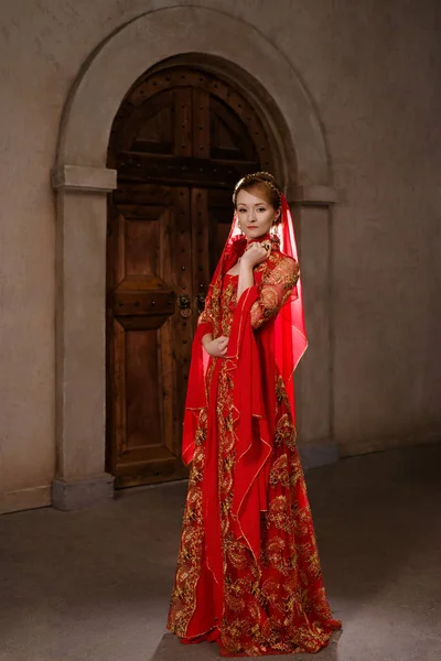 Jenta med bildet av tyrkisk sultankone – stockfoto