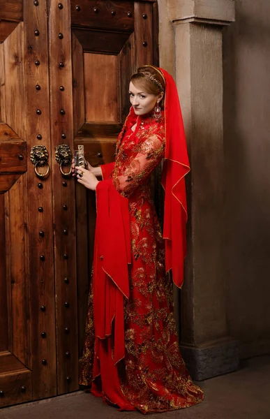 Girl at the image of Turkish sultans wife — Stock Photo, Image