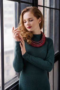 Kütüphanede genç kız