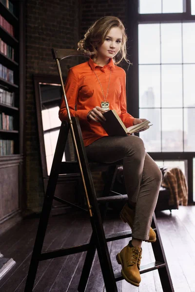 Young girl in the home library — Stock Photo, Image