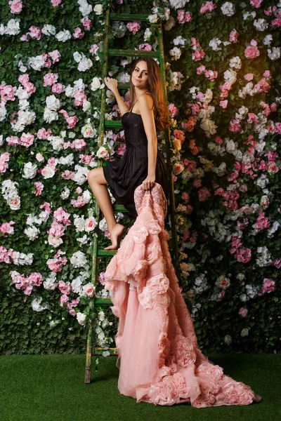 Joven hermosa chica en el jardín de flores — Foto de Stock