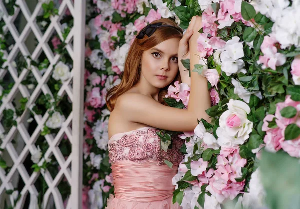 Krásné dívky v růžové zahradě — Stock fotografie