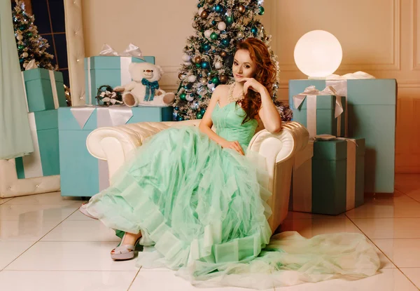 Noel ağacı ile yeşil elbiseli kız — Stok fotoğraf