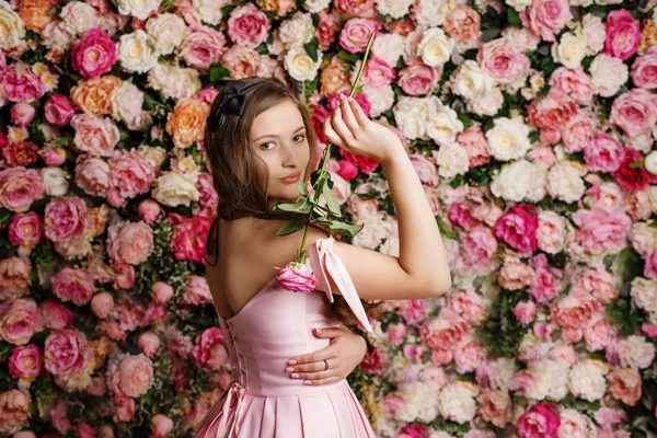 Menina bonita no interior da flor — Fotografia de Stock