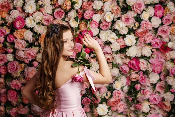 Menina bonita no interior da flor — Fotografia de Stock