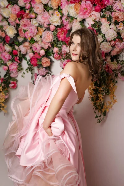 Bella ragazza all'interno del fiore — Foto Stock