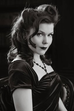 Gizemli kadın bw ev iç